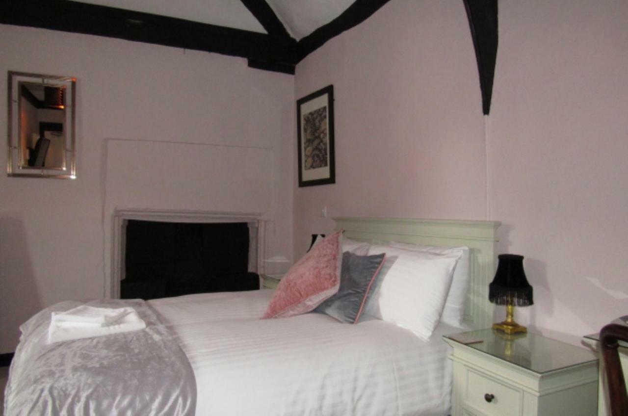 The Old Vicarage Hotel & Restaurant Bridgwater Eksteriør bilde A bedroom at the Old Mill